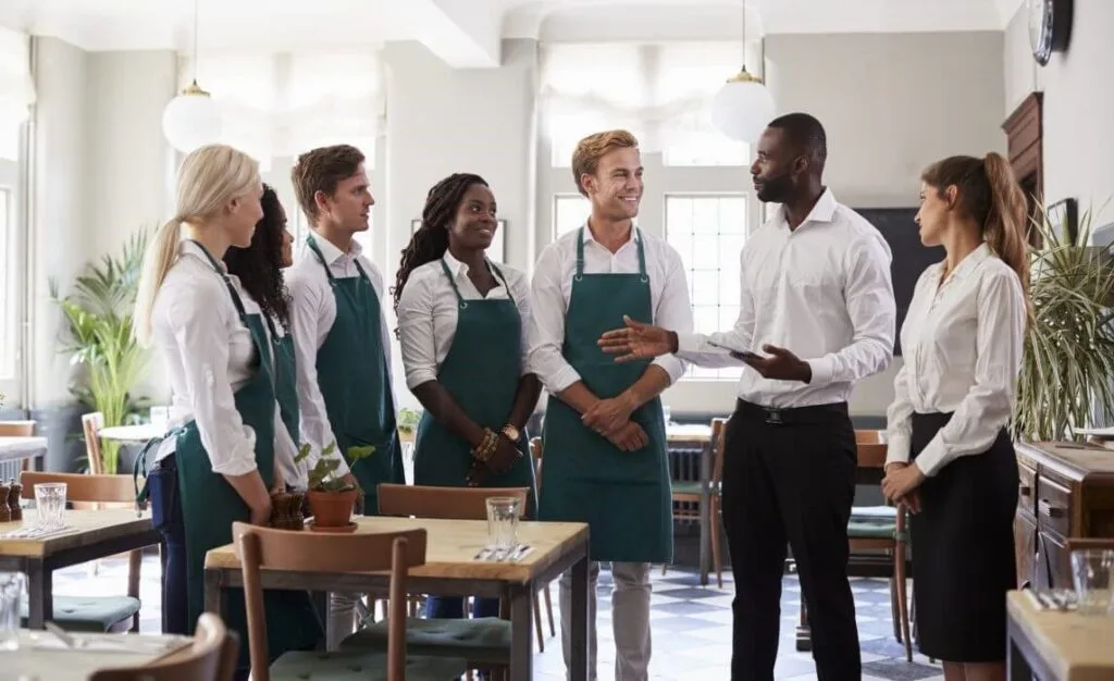 Empresa abre Seleção de 02 Vagas para Atendente e Auxiliar de Cozinha